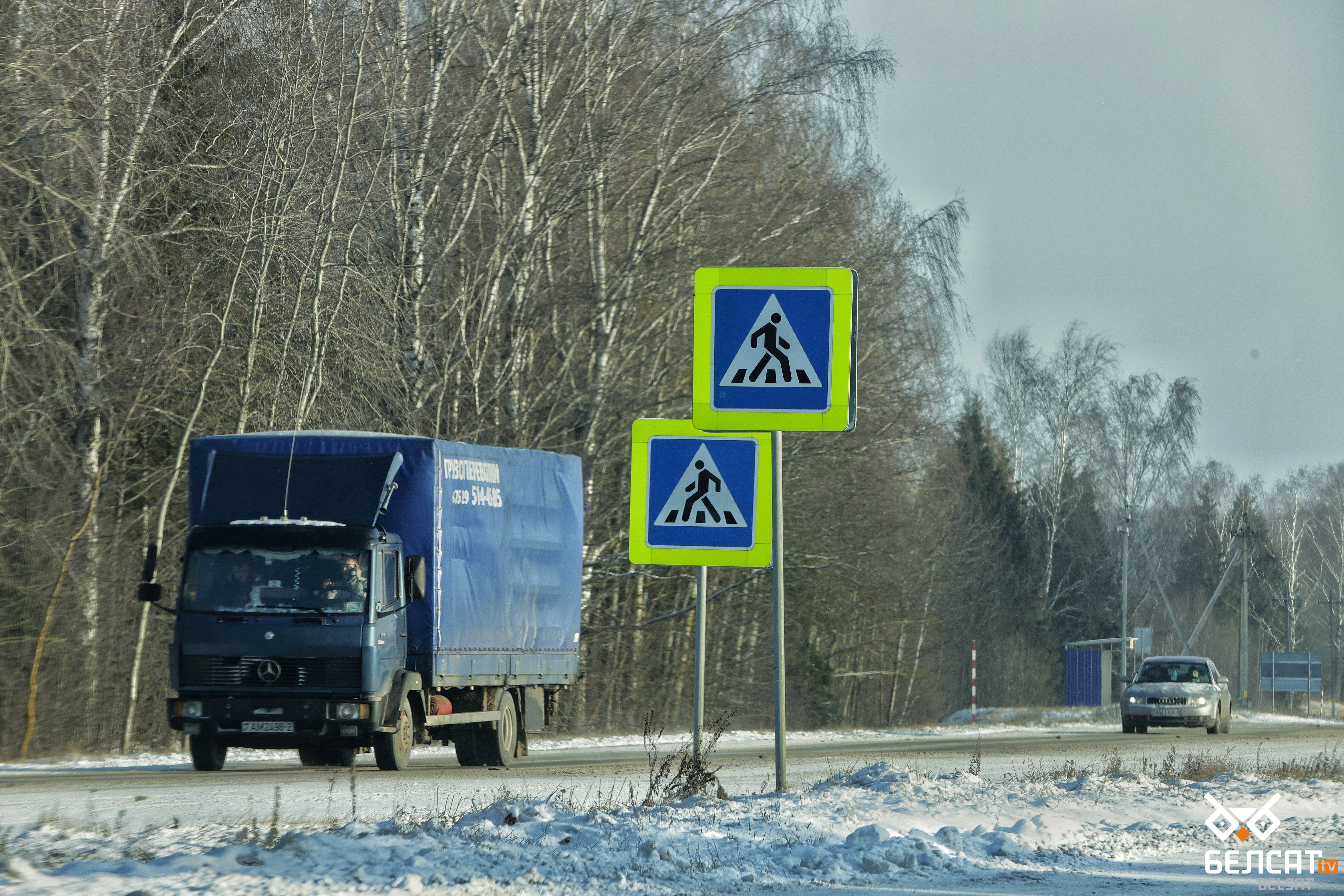 Морозы в Беларуси, зима, холод, снег, дорожный знак, пешеходы, машины